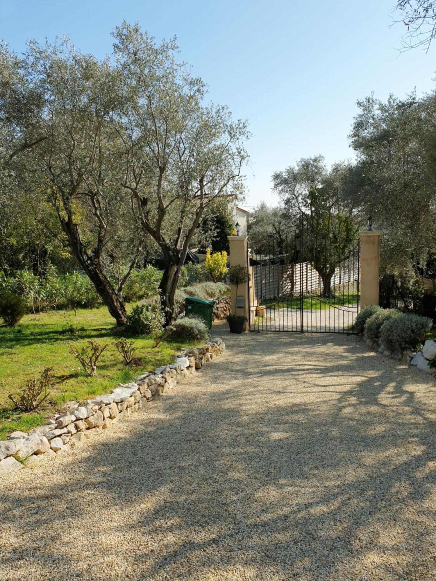 Готель La Bastide Aux Oliviers Турретт-сюр-Лу Екстер'єр фото